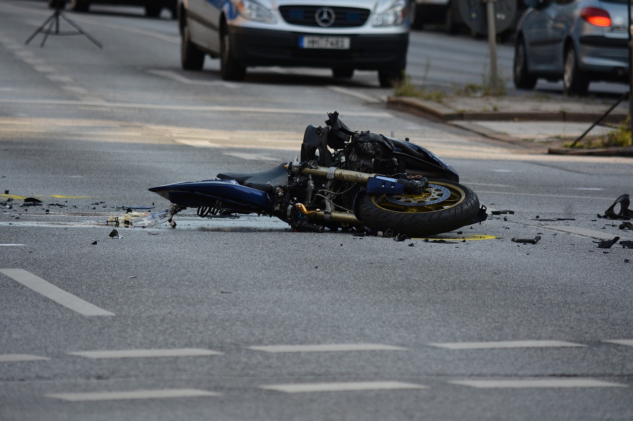 バイクの死亡事故は胸部と頭部が多い