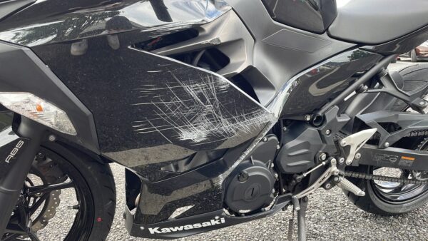 恥ずかしいバイクの転倒。バイクの修理費やガソリン漏れ、擦り傷の怪我で落ち込む前に。