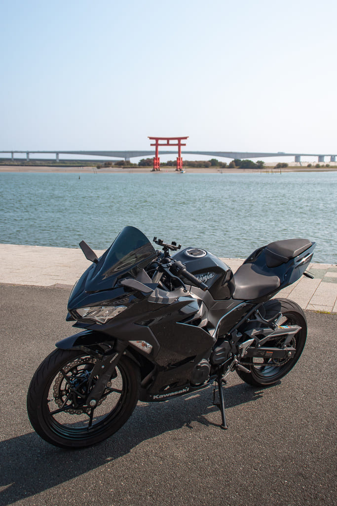 弁天島　鳥居とバイク