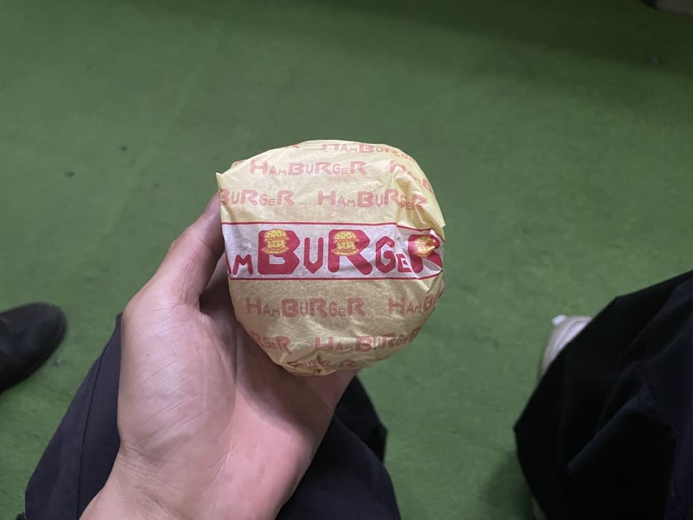 ハンバーガー自販機 ツーリング メニュー ベーコンマヨバーガー