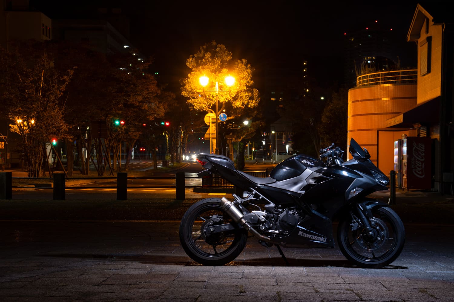 夜の街で撮影した黒いバイク