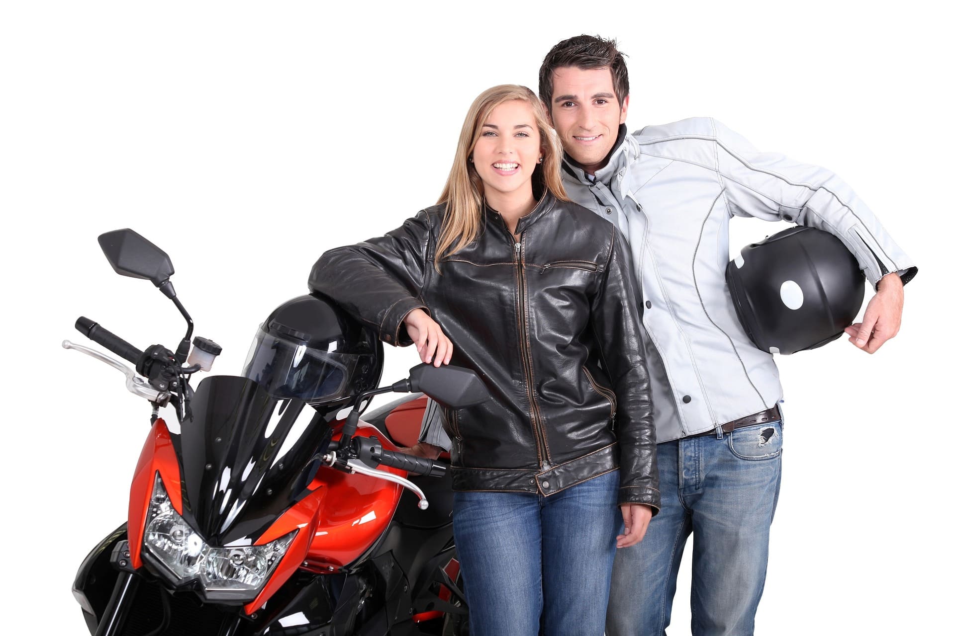 バイクジャケットとデニムを着た男女と赤いオートバイ