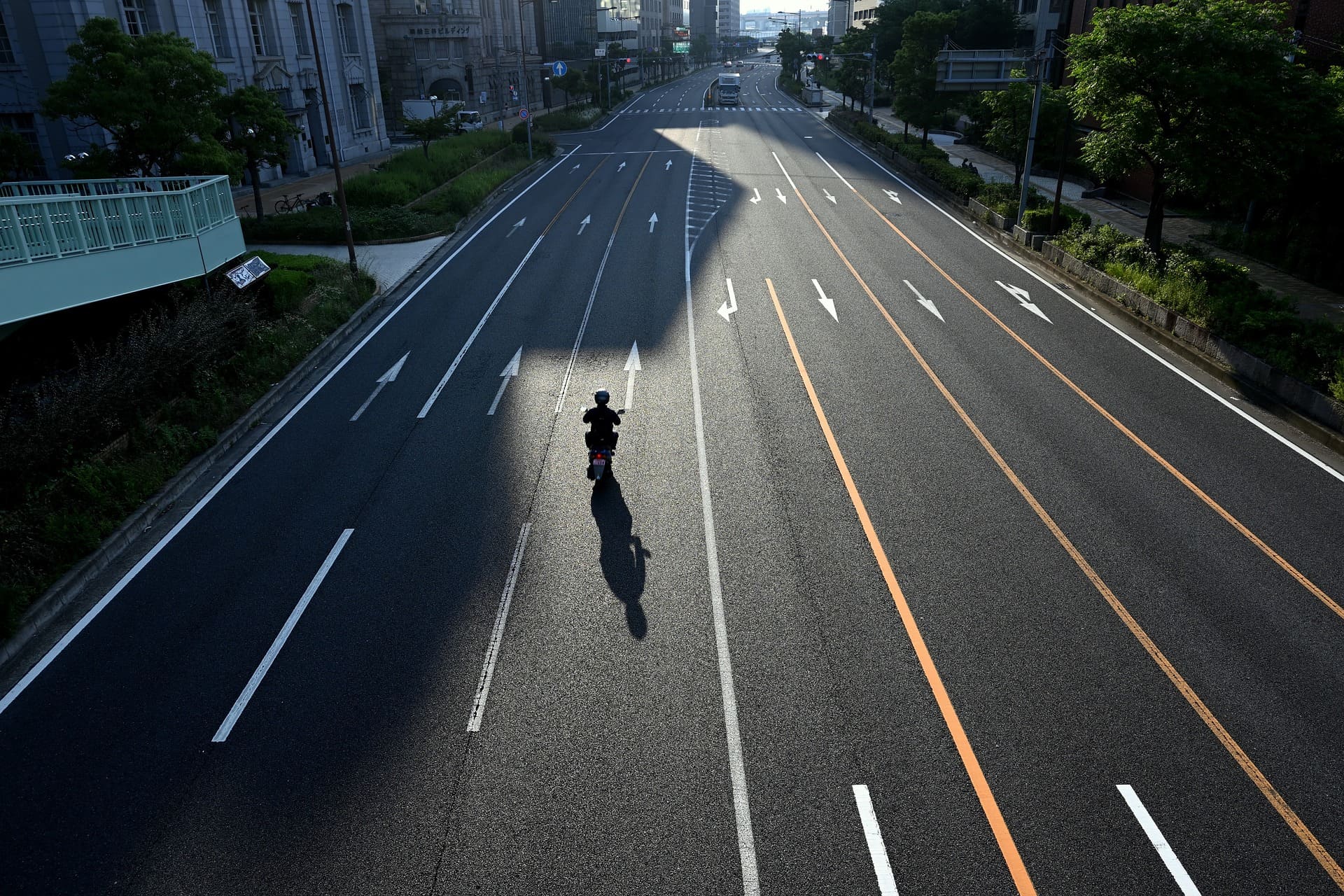 早朝の車通りの少ない道路