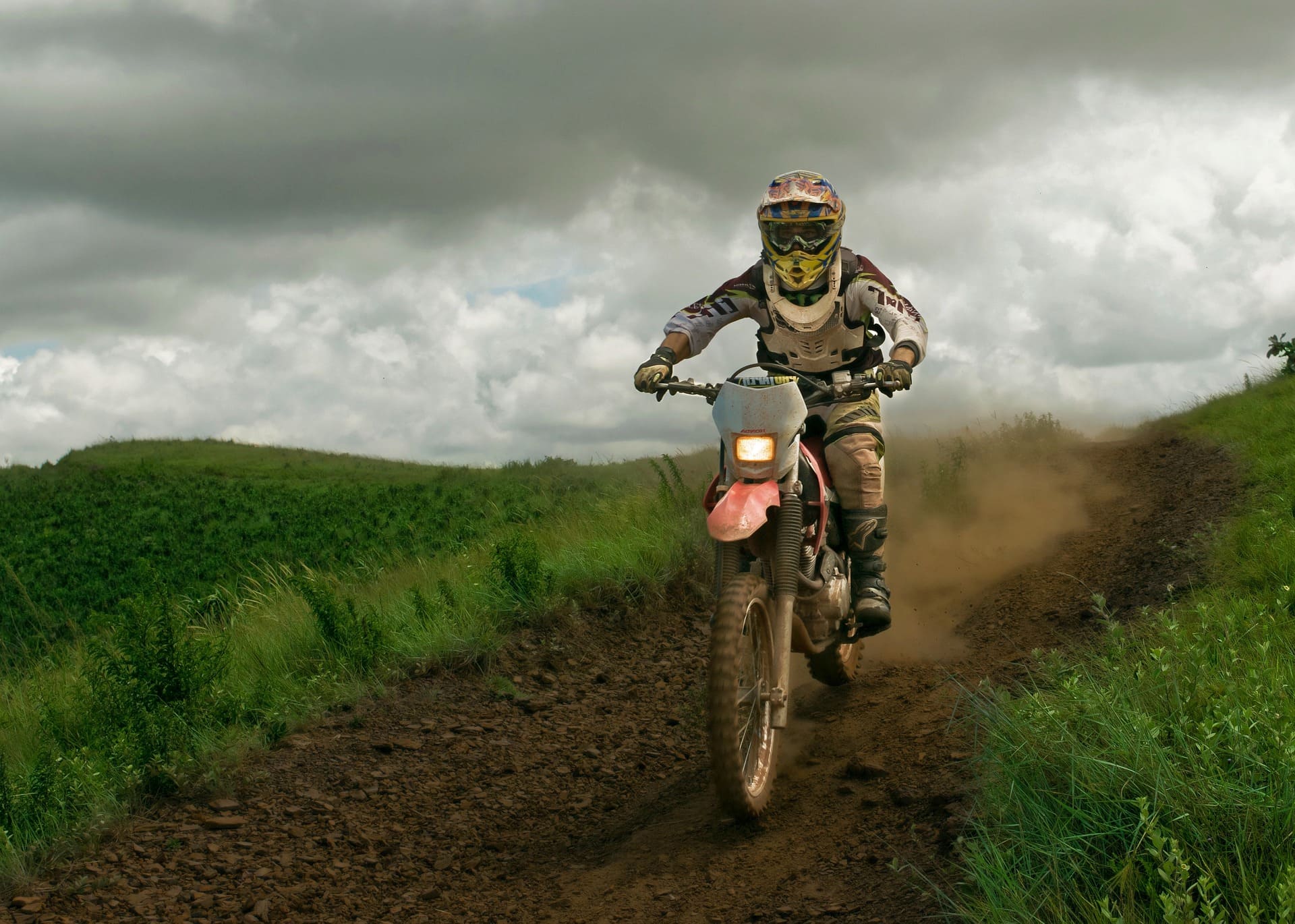 オフロードをバイクで走る人