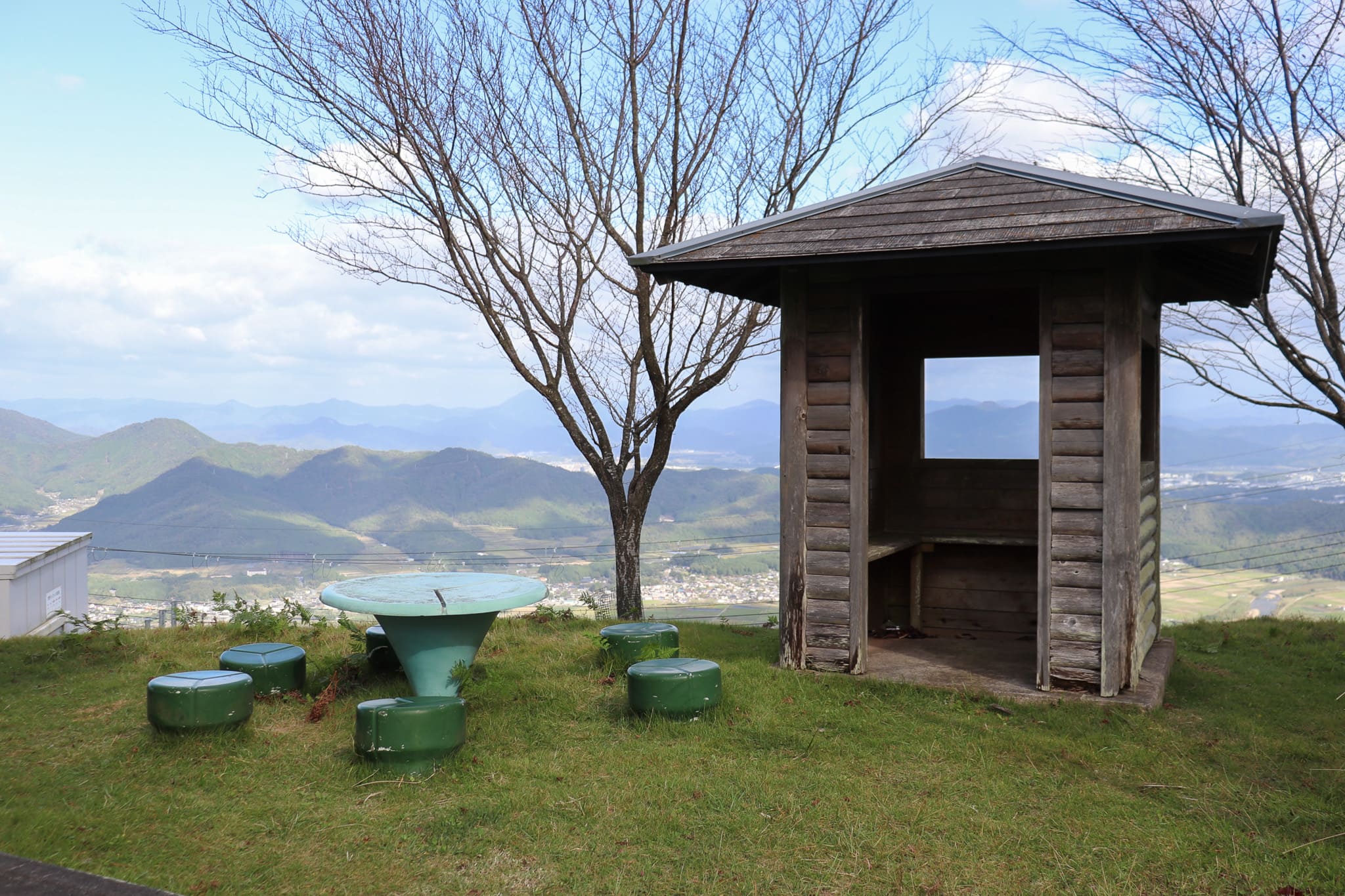 高谷山（横峰山）展望台の休憩スペース