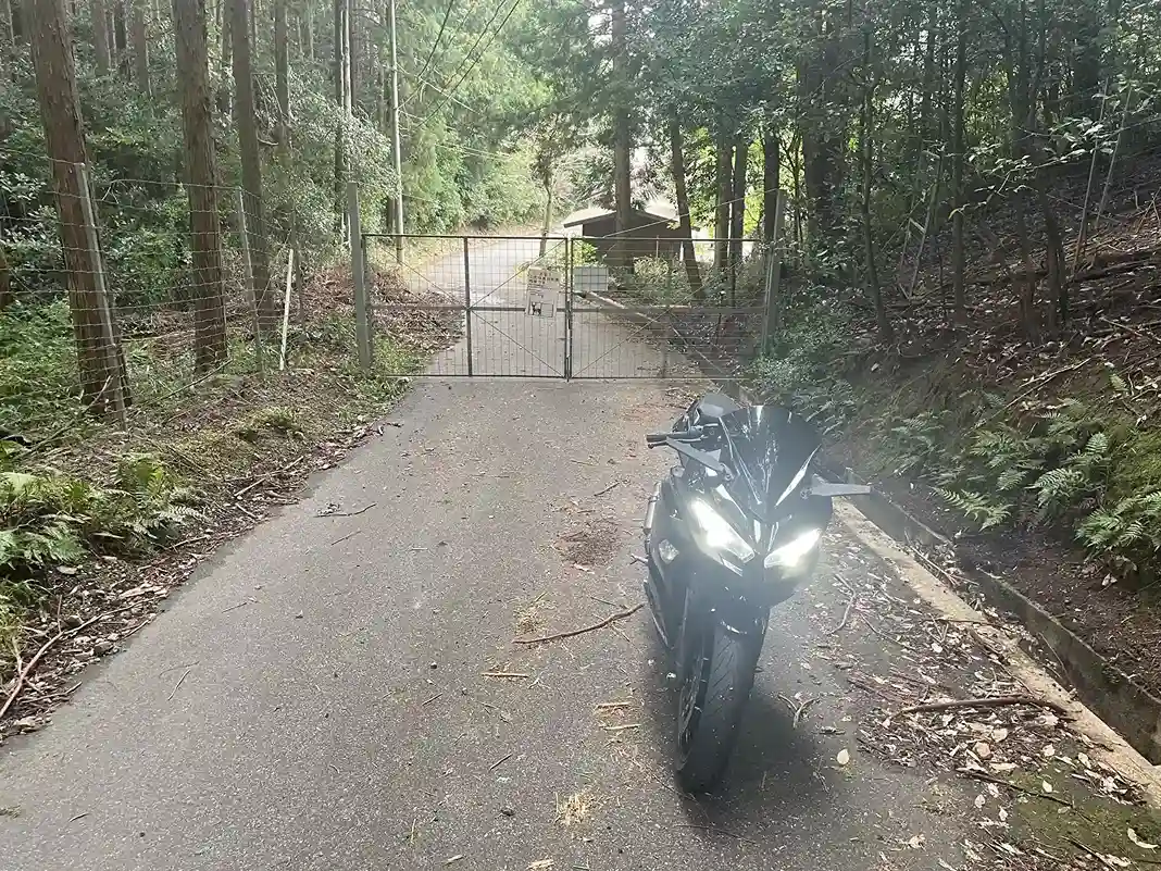 高谷山（横峰山）南側登山口の獣避け用フェンスが閉じた状態