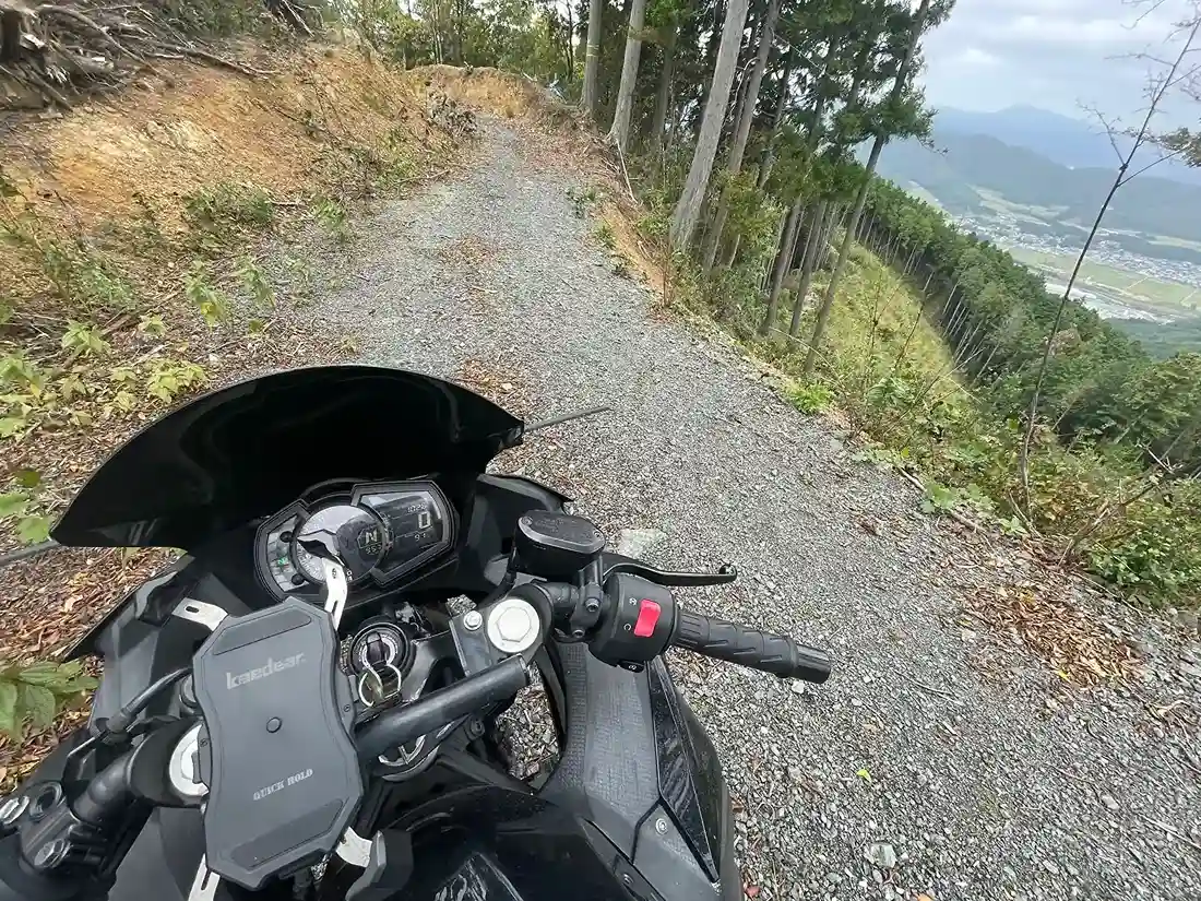 バイクで砂利道を走行