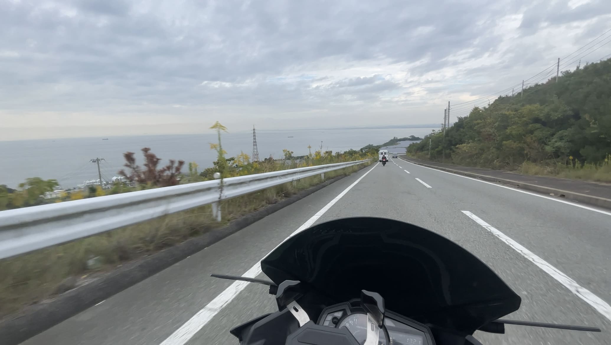 淡路島の海沿いを走っているライダー目線