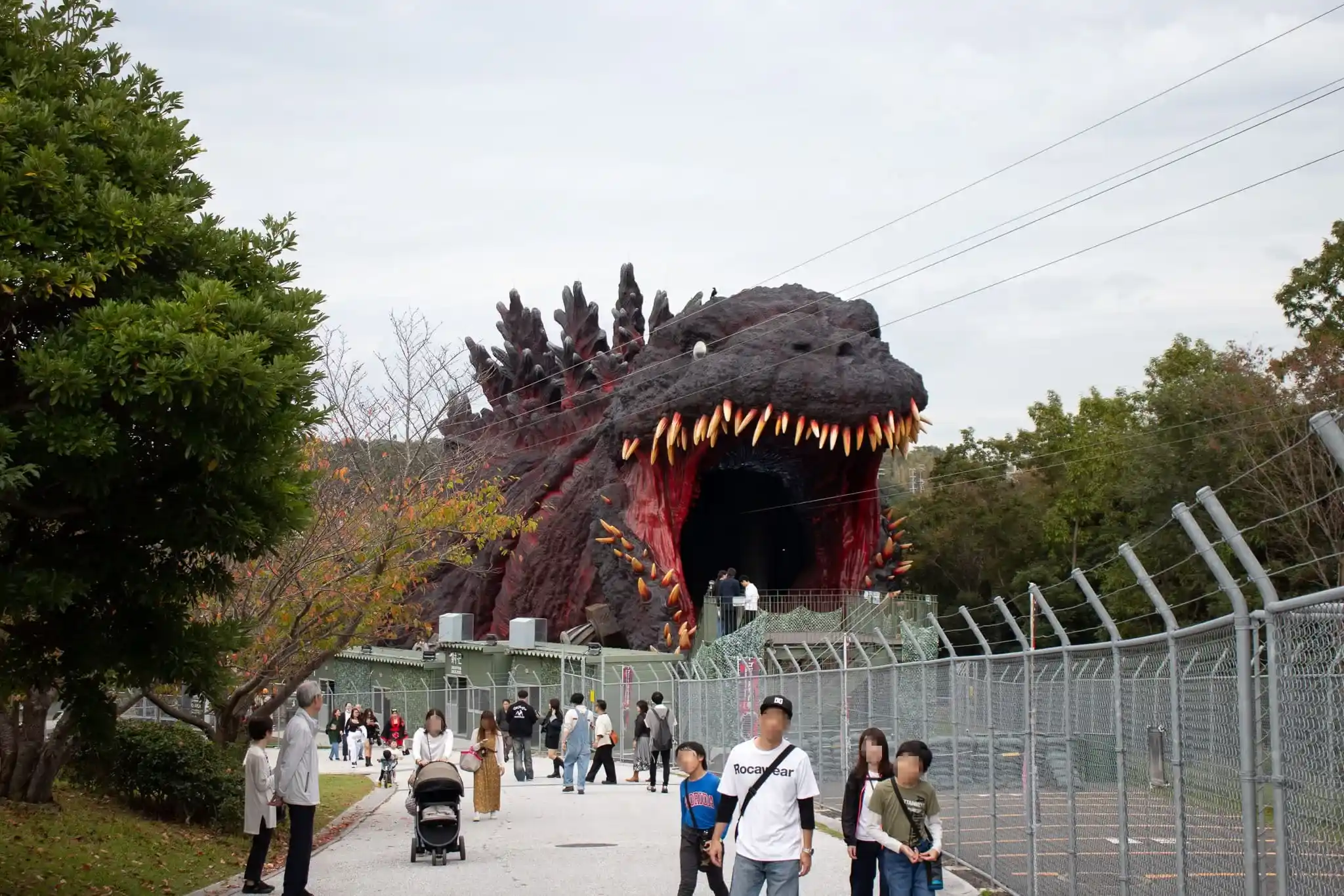 遠くから見たニジゲンノモリのゴジラ