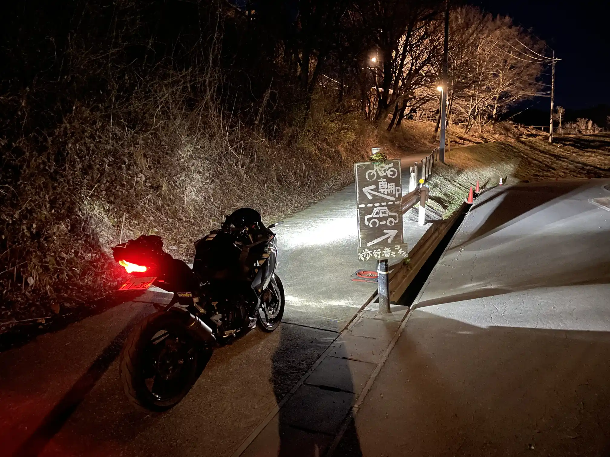 ほったらかし温泉のバイク駐車場の入り口