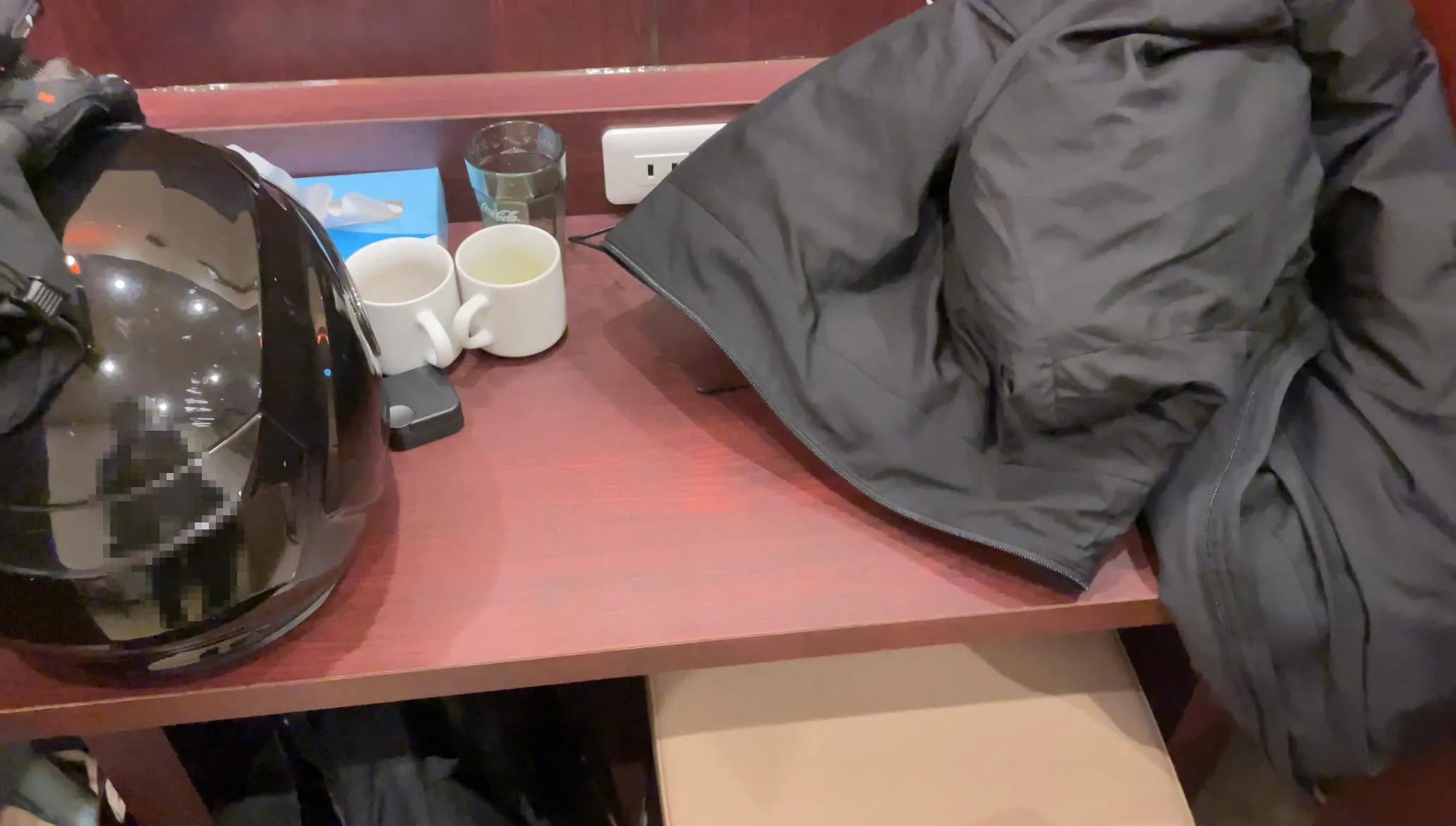 快活クラブの飲み放題カフェにヘルメットやダウンジャケットを置いている様子