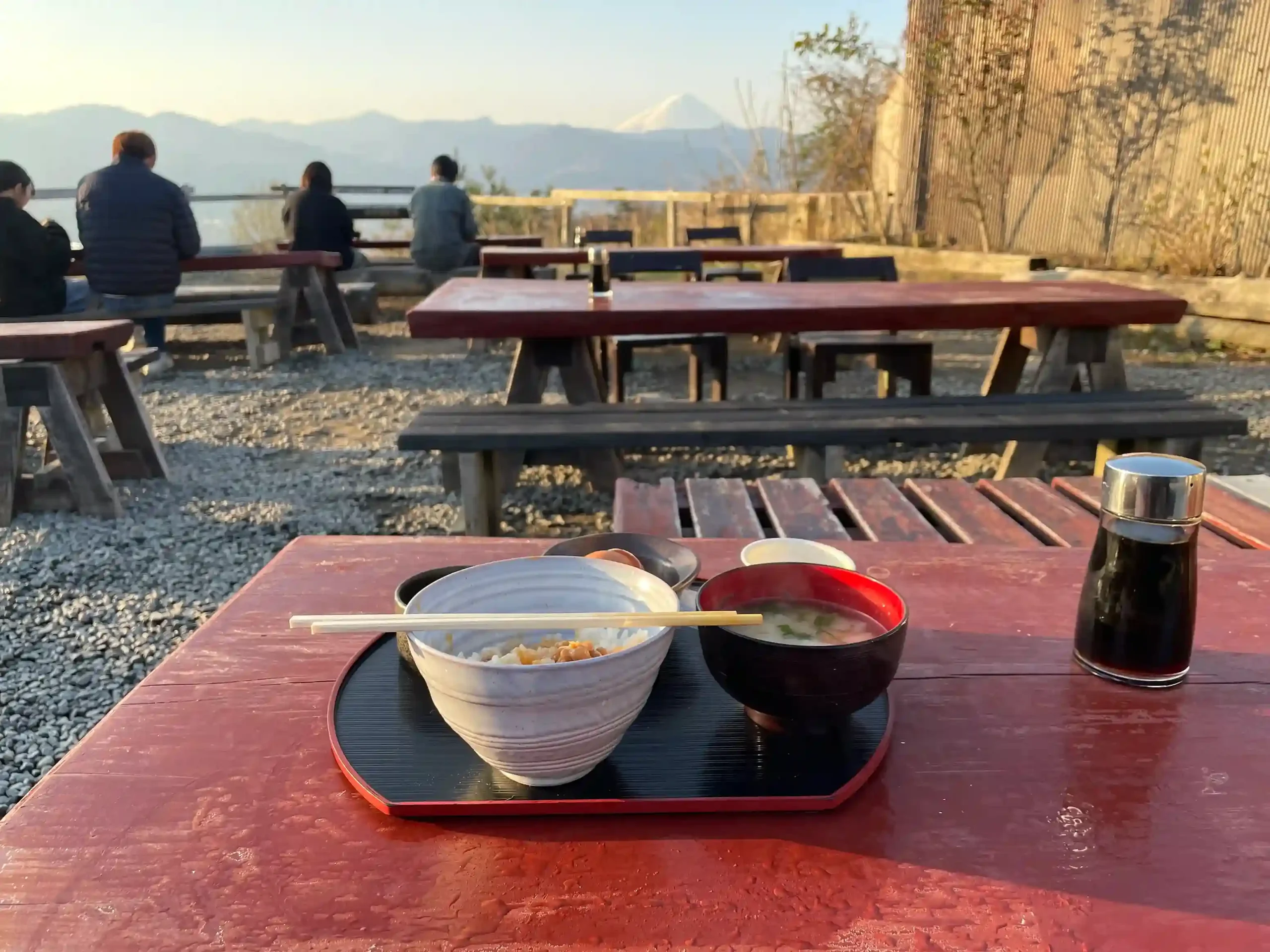 富士山を眺めながら卵かけご飯を食べている様子