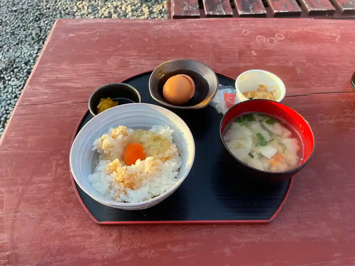 卵をご飯に乗せた気まぐれ屋の卵かけご飯セット