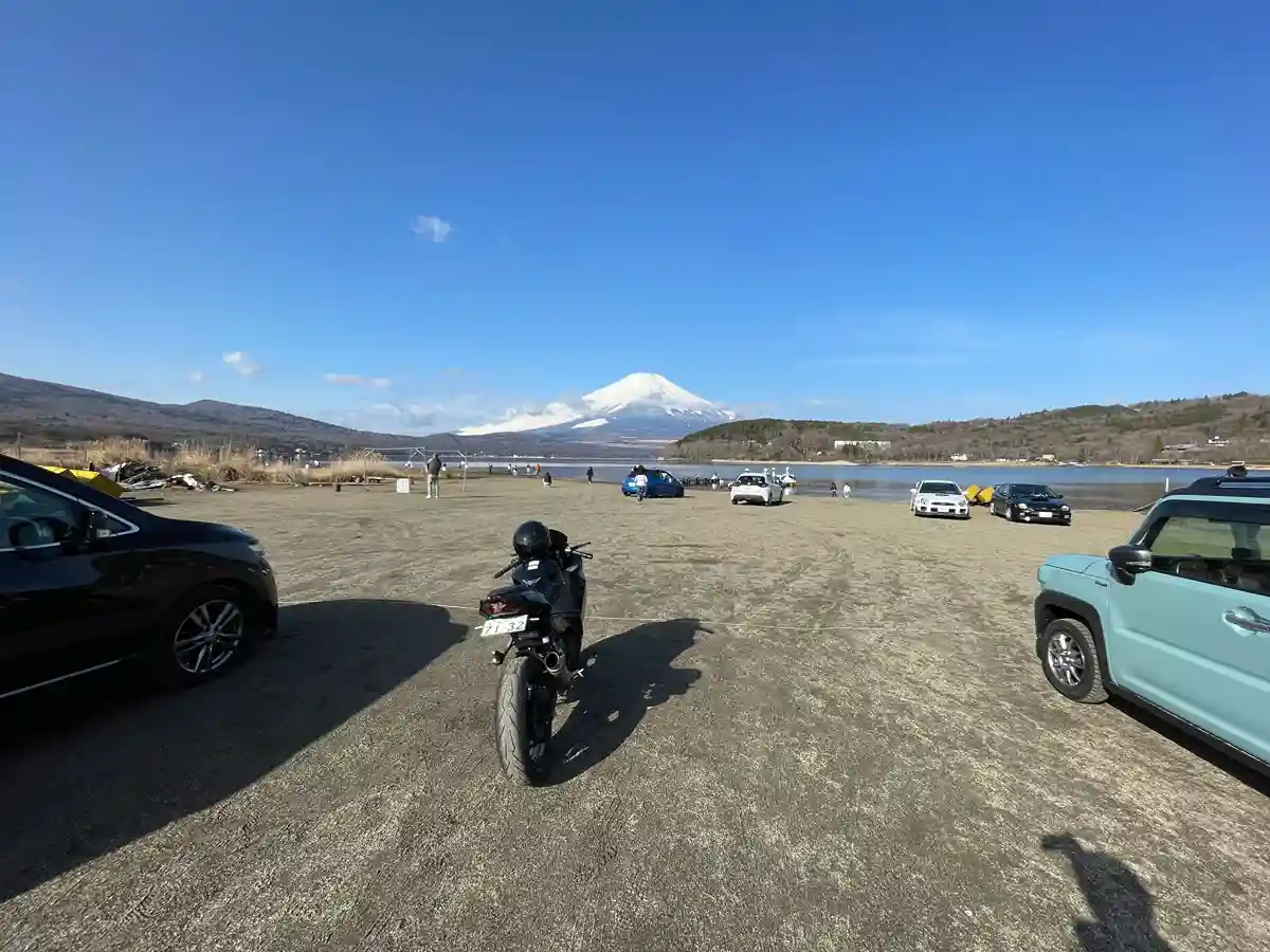 山梨県山中湖の平野の浜の駐車場に駐車したNinja400